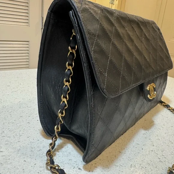 🛑 SOLD 🛑 Chanel Vintage Black Quilted Flap Shoulder Bag – Gold Chain Strap - Picture 3 of 17
